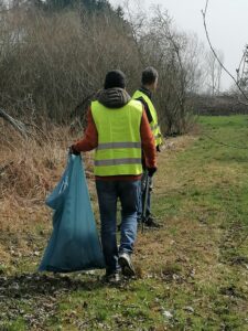 Menschen beim Müllsammeln