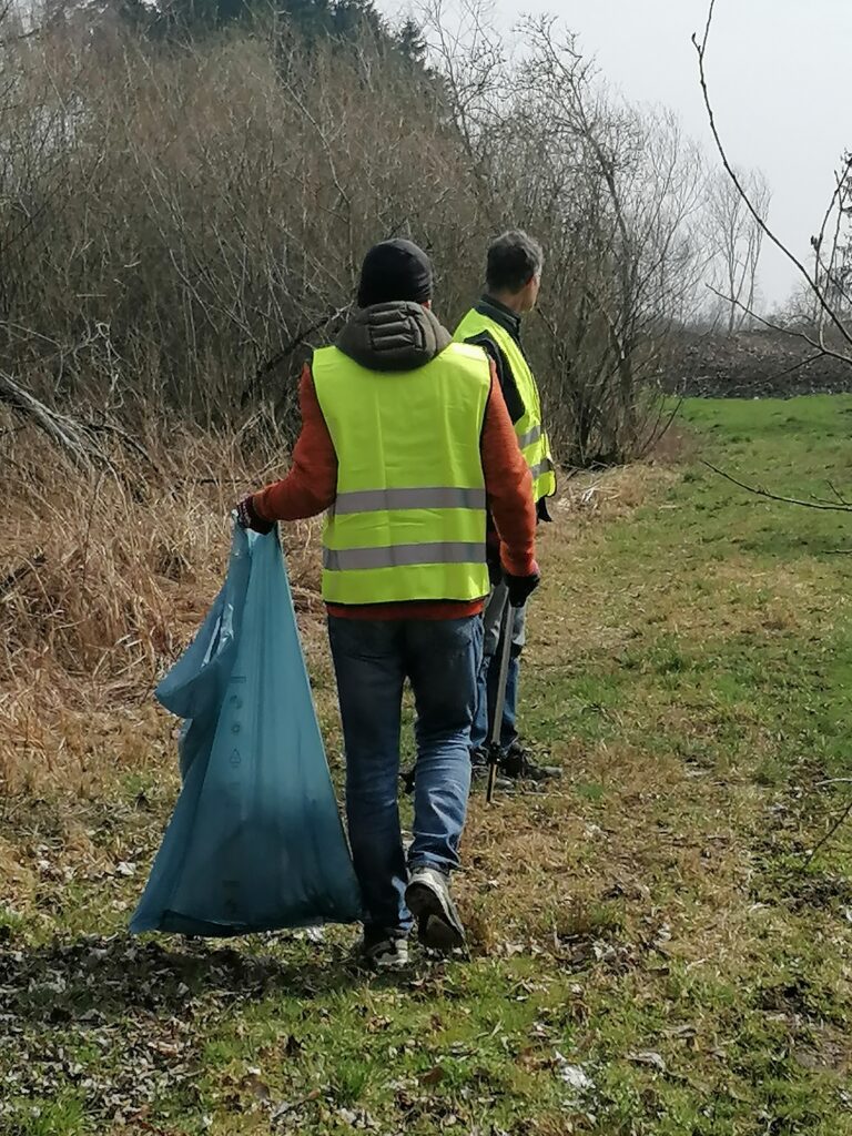 Menschen beim Müllsammeln