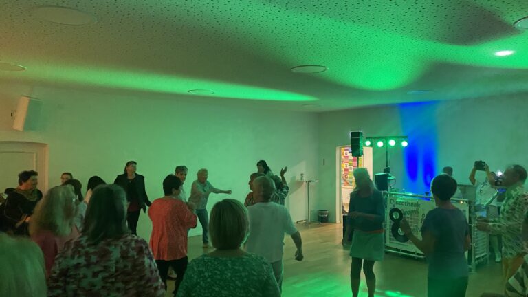 Gelungene Premiere: Volle Tanzfläche und beste Stimmung bei der 1. Tanzparty Ü50!